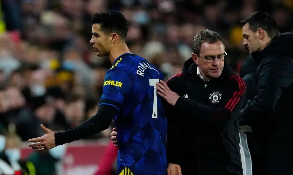  曼联新帅滕哈赫迎首胜止颓势  