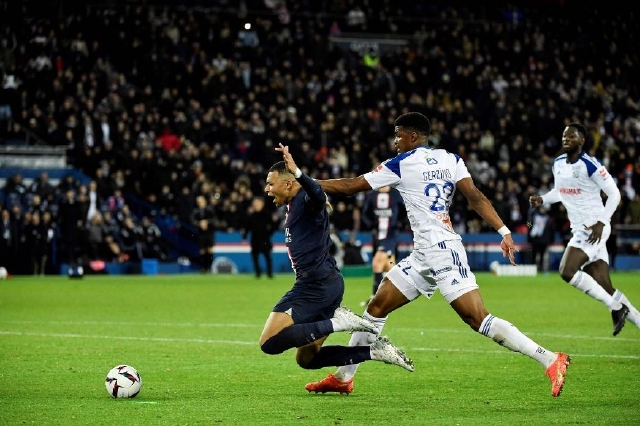  斯特拉斯堡绝杀布雷斯特，保级希望重燃  