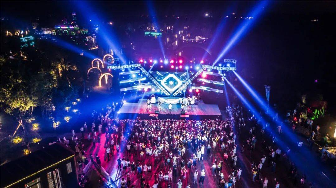  里昂主场灯光秀致敬传奇 万人合唱震撼揭幕