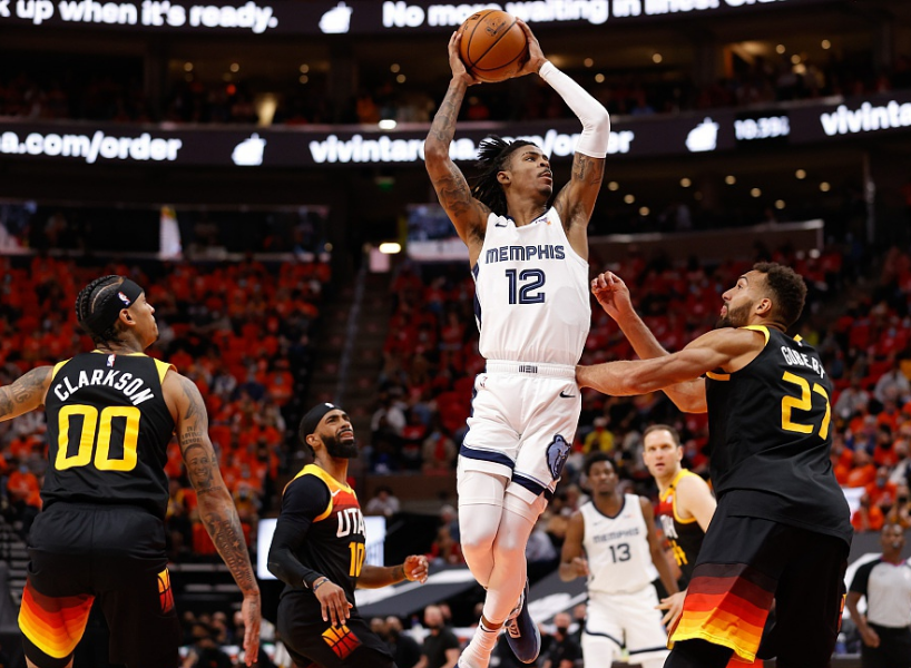  杜兰特关键球命中太阳战胜勇士