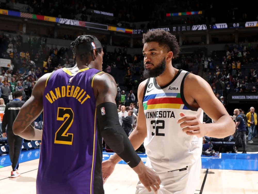  戈贝尔两双加五封盖森林狼主场力挫马刺  