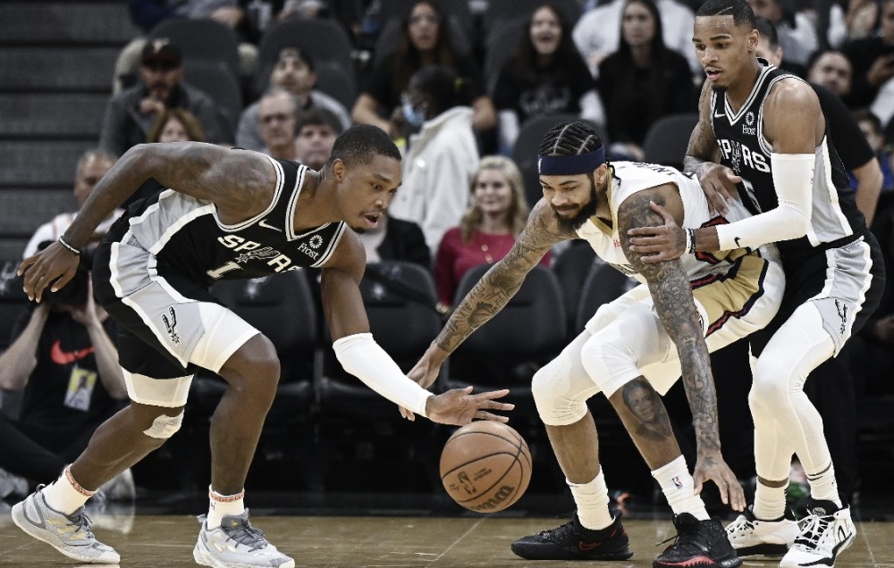  锡安暴扣统治攻防两端鹈鹕击败马刺队